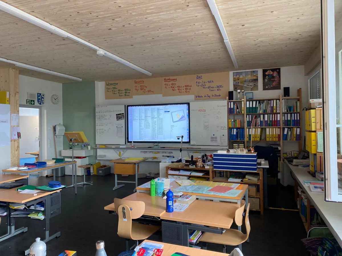 Man sieht ein Klassenzimmer. 